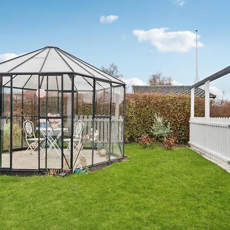 2 Bedroom Awesome In Hébergement de vacances *